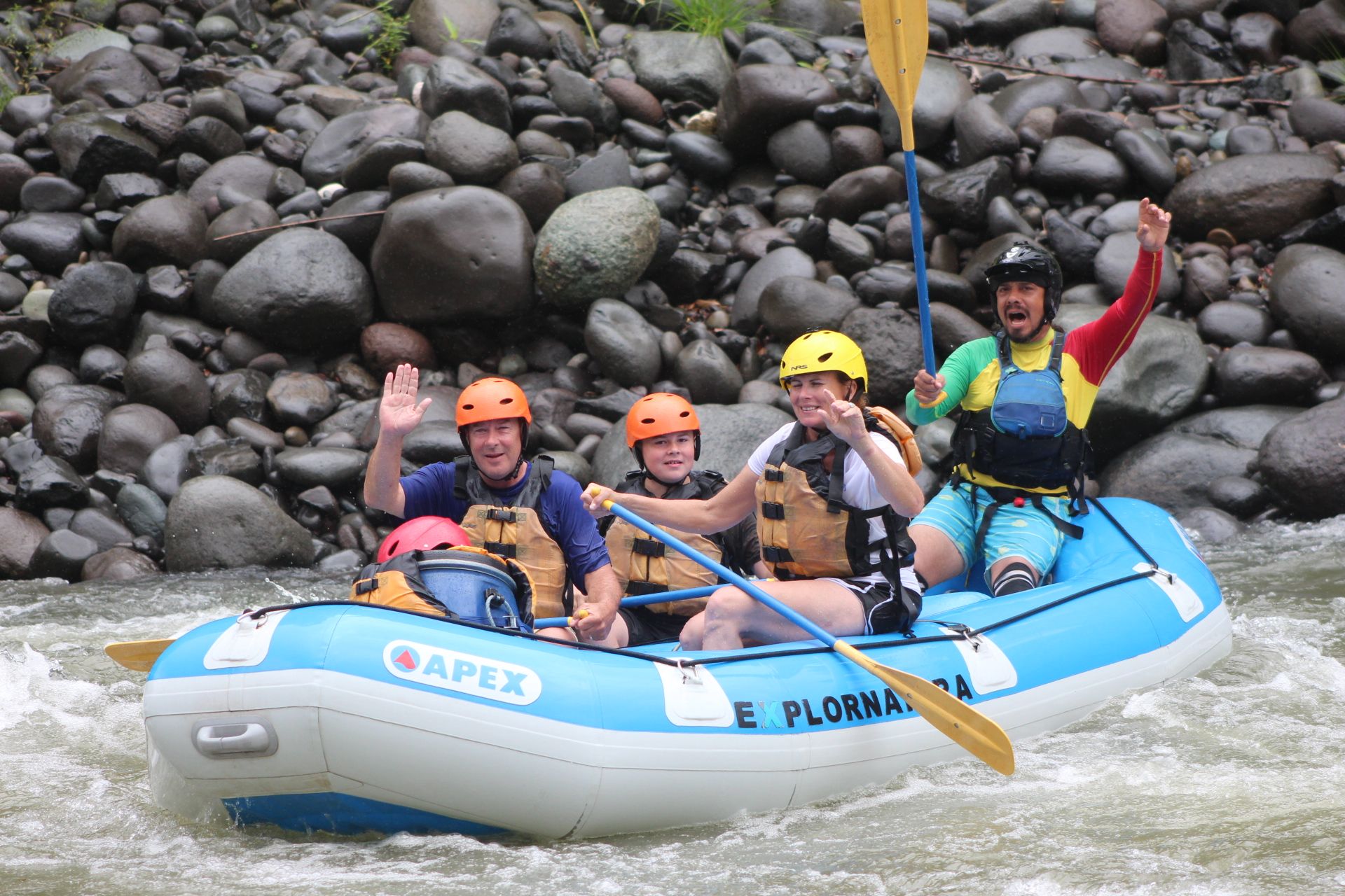 rafting-pacuare-river-tour-costa-rica-explornatura-travel-agency-excursion-costa-rica