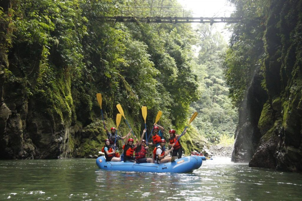 rafting-pacuare-river-tour-costa-rica-explornatura-travel-agency-excursion-costa-rica